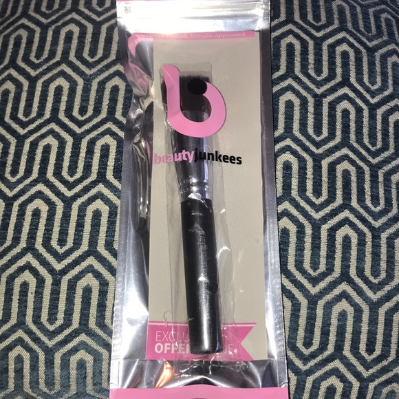 NWT Beauty Junkees Flat Top Kabuki Brush! - Picture 1 of 2